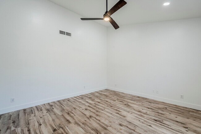 Building Photo - 760 N Swan Dr