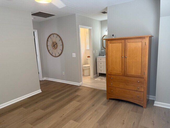 Building Photo - 10 Cobblestone Ct