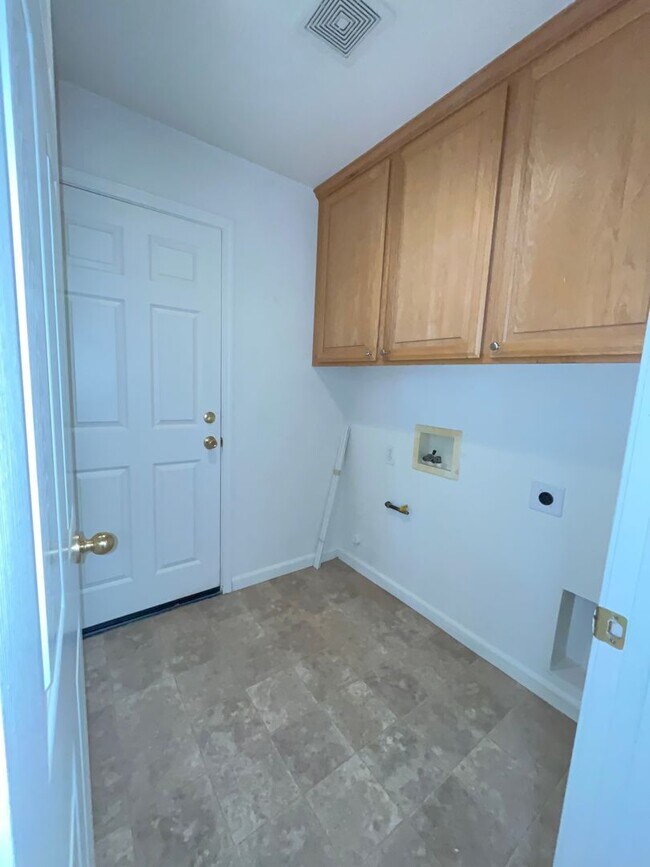 Building Photo - Charming 4BR/3BA/1921SF - Tenant Pays $195...