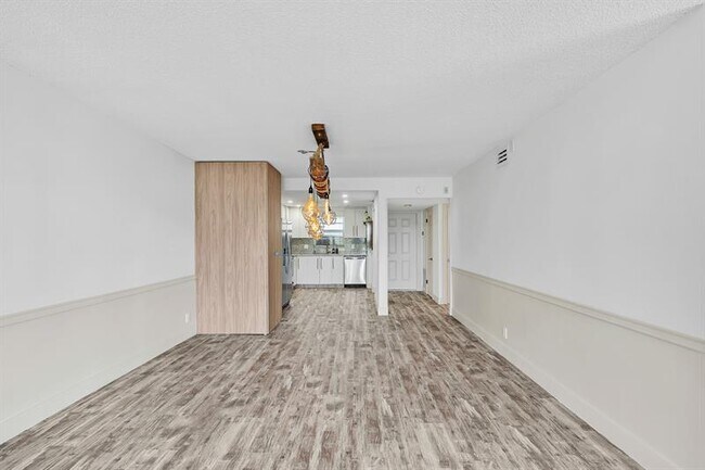 Building Photo - 3051 NE 48th St