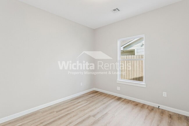 Building Photo - 4 bed / 2 bath - Move in ready!!!