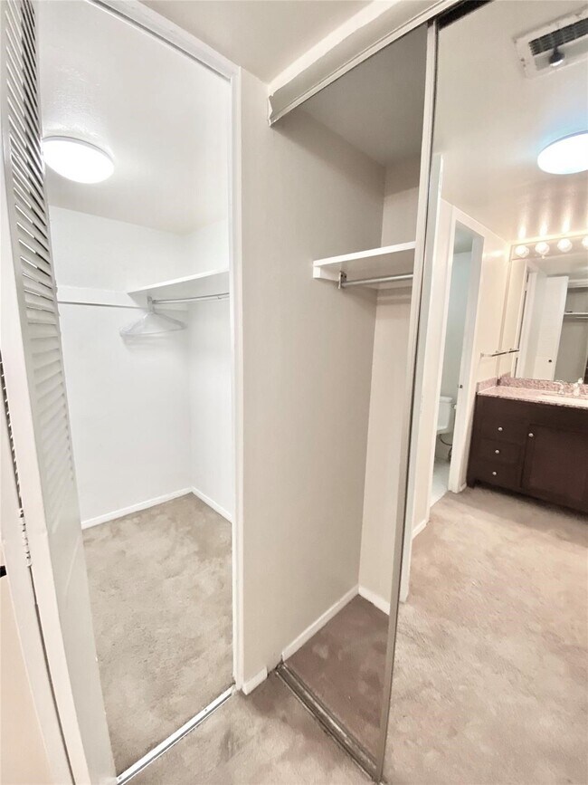 Building Photo - 2016 Main St