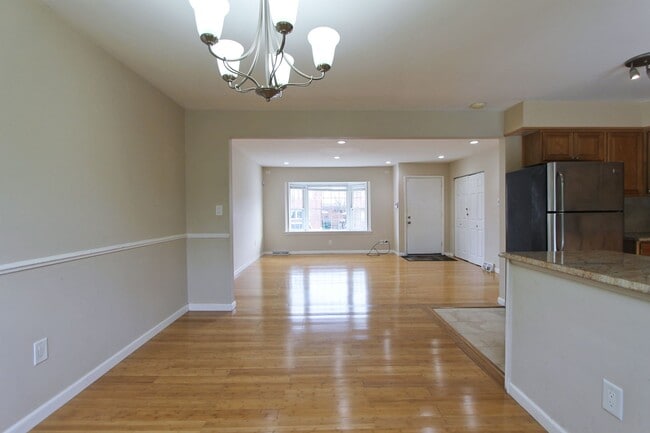 Building Photo - 617 Renz St