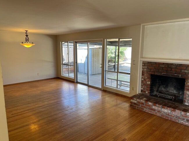 Building Photo - 4 Bedroom Ranch Style Home in Quiet El Sobrante Neighborhood