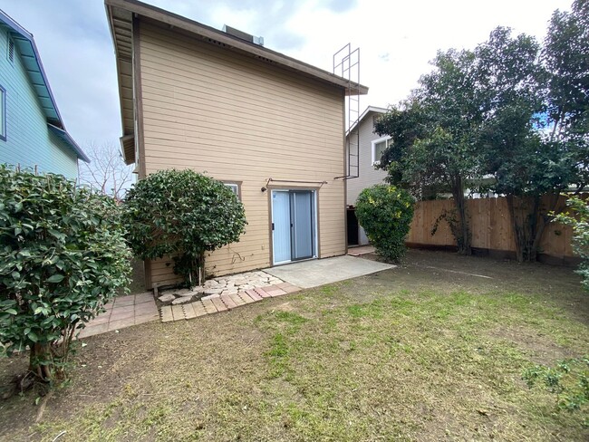 Building Photo - Charming 3 Bed/2.5 Bath on Packwood coming...
