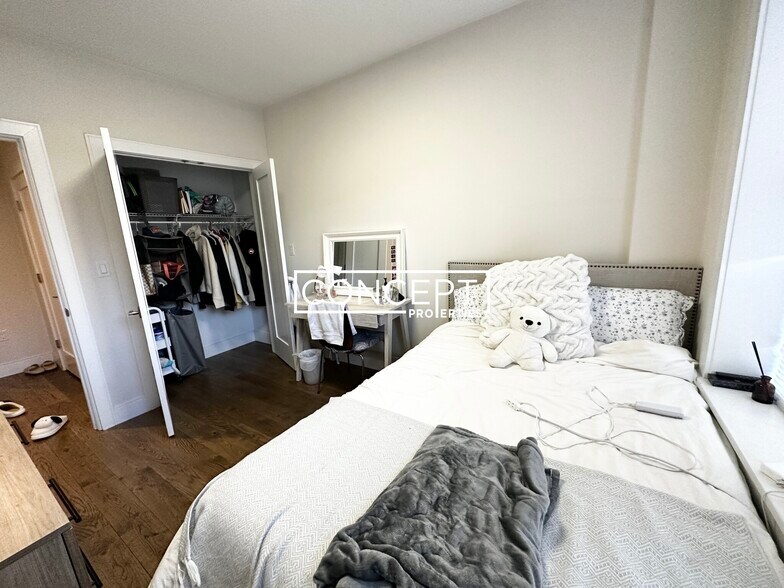 Building Photo - 988 Tremont St