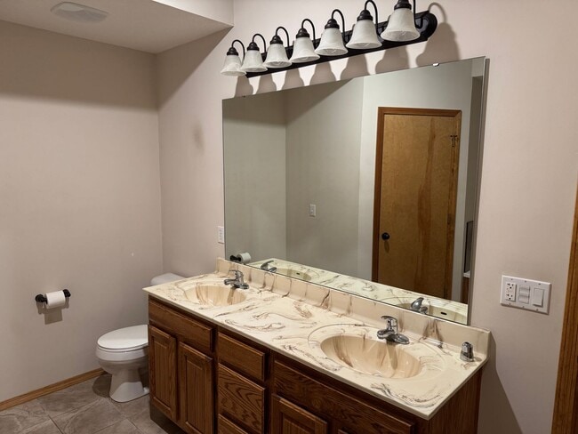 Building Photo - BEAUTIFUL 3 bedroom | 2 bathroom | 3 Car G...