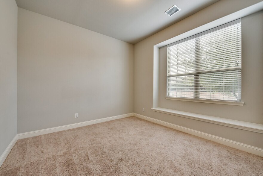 Building Photo - 923 Whitehall Dr