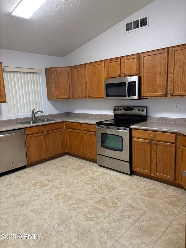 Building Photo - 2221 E Union Hills Dr