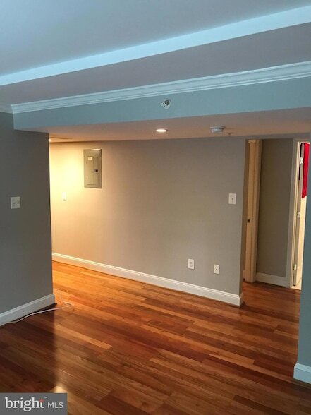 Building Photo - 610 Main St