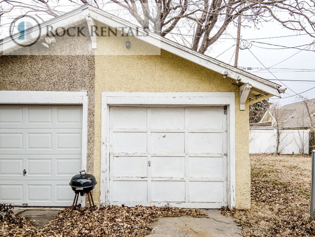 Building Photo - 2 Bed 1 Bath with Hardwood floors