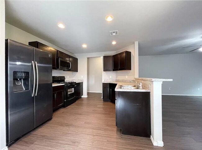 Building Photo - Beautiful 3-Bedroom Home with Easy Access ...