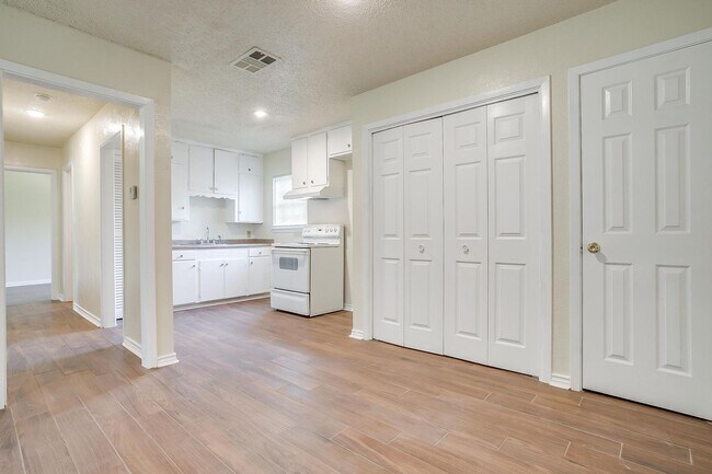 Building Photo - 3537 Half Moon Dr