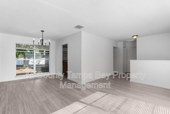Building Photo - 905 N Newport Ave