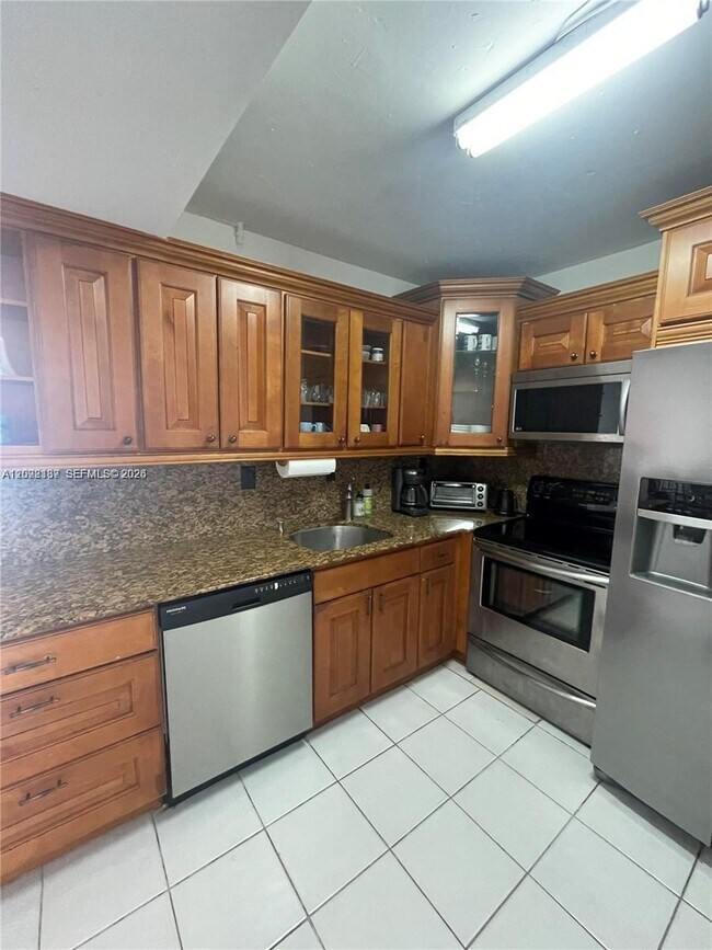 Building Photo - 3701 N Country Club Dr