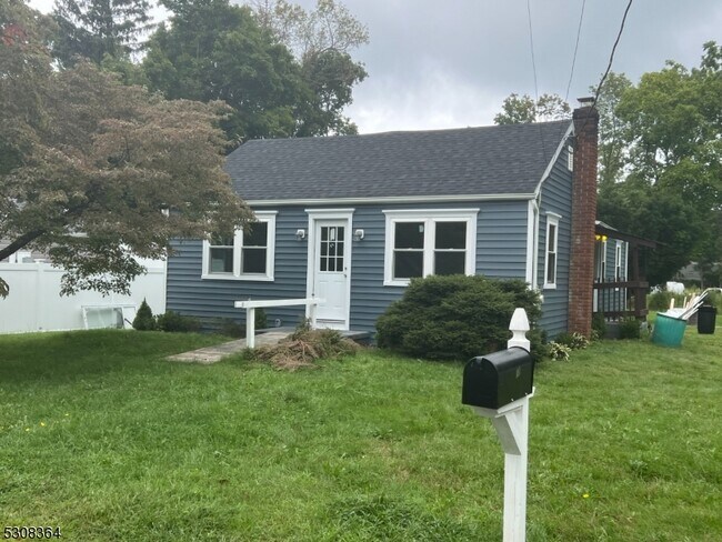 Primary Photo - 19 Railroad Ave