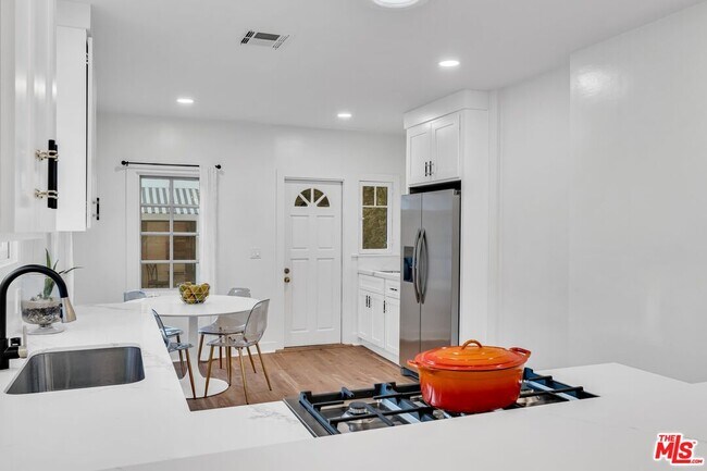 Building Photo - 653 N W Knoll Dr