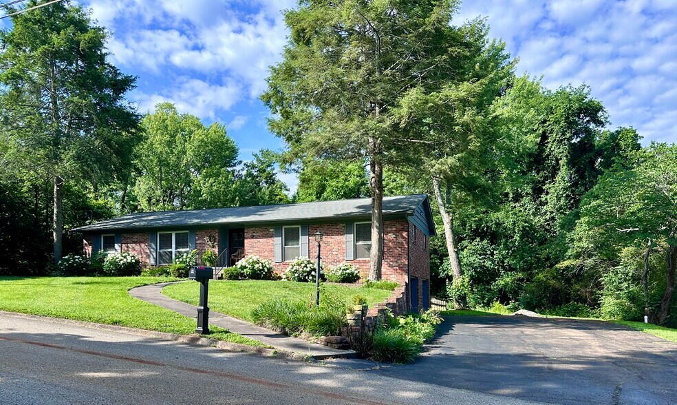 Building Photo - 829 Dorset Dr