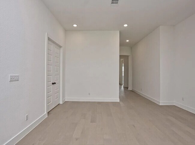 Building Photo - 2233 Nates Pl
