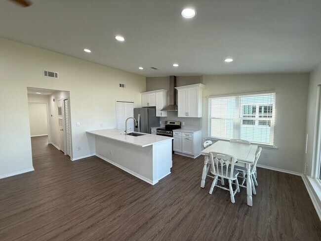 Building Photo - Completely renovated 2 bedroom 2 bath waterfront condo for rent near Pensacola Beach!