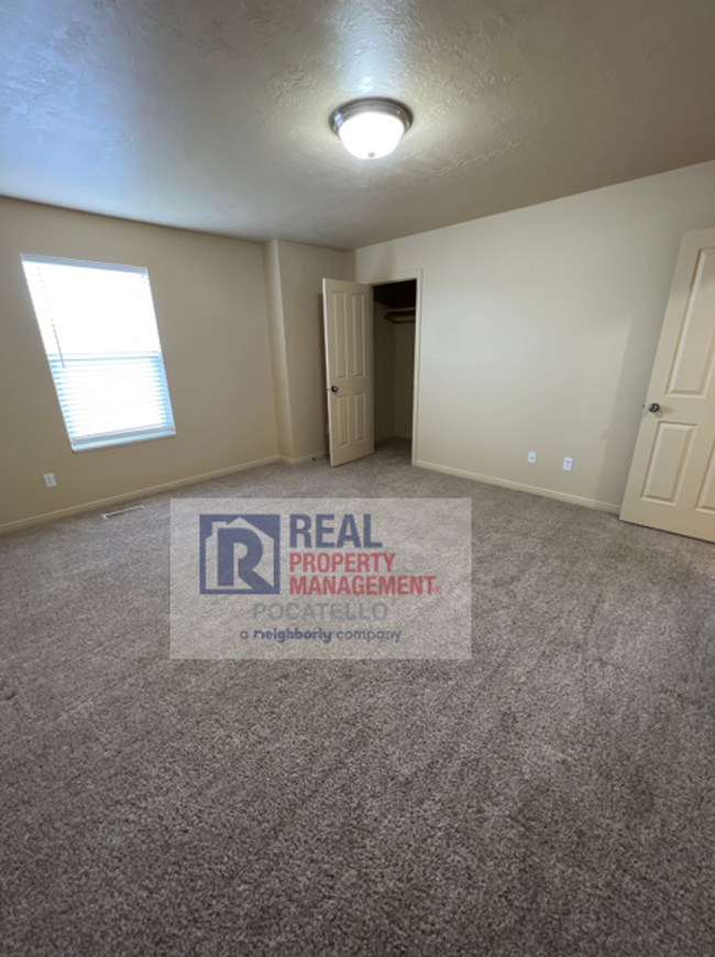 Building Photo - MOVE IN SPECIAL - 2 bedroom 1.5 bath Townh...