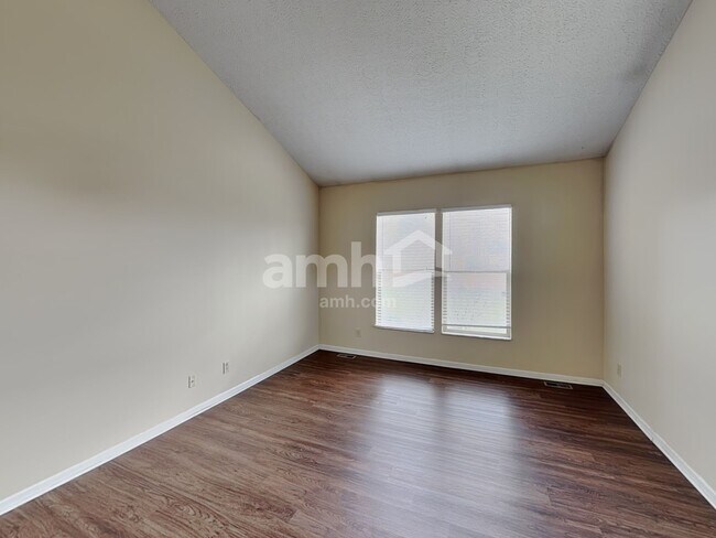 Building Photo - 742 Keltoncrest Dr