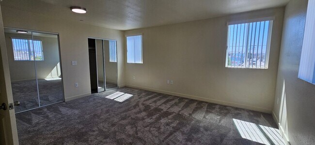 Building Photo - 3839 Woodlawn Ave