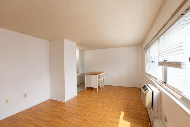 Building Photo - Rittenhouse Studio Condo with All Utilities Included!