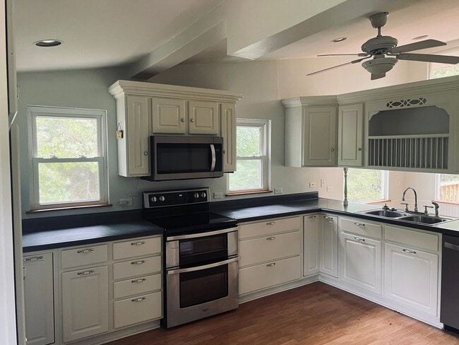 Building Photo - 32 Russell Ln