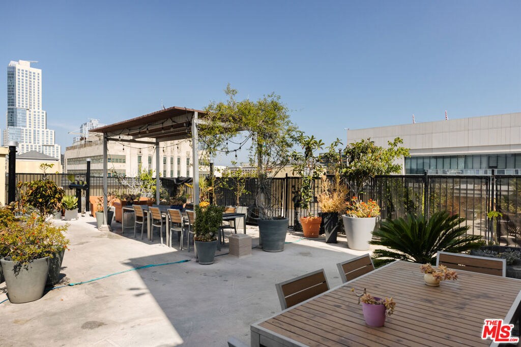 Building Photo - 108 W 2nd St