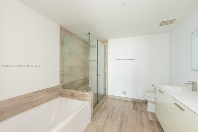 Building Photo - 1300 Brickell Bay Dr