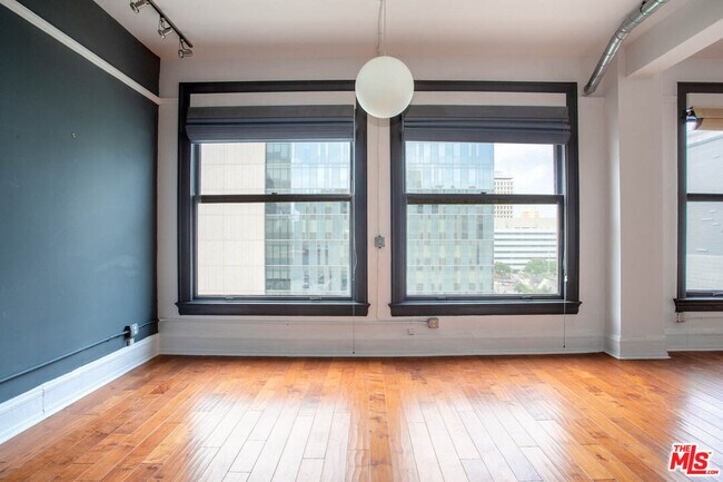 Building Photo - 108 W 2nd St