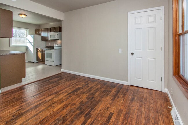 Building Photo - Large 3 Bedroom, 2 Bathroom - Pyramid Properties