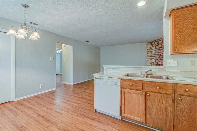 Building Photo - 400 Hedgewood Dr