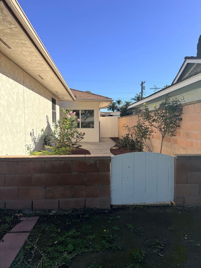 Building Photo - 3Bd House w/ HUGE Yard + RV Parking + New Appliances!