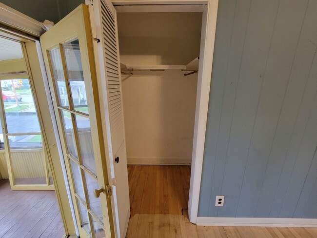 Building Photo - AVAILABLE JUNE - Charming 3 Bed, 1 Bath Home in East hillside!