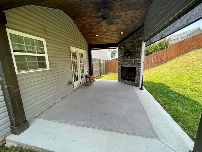 Building Photo - Powell 37849 - 3 bedroom, 2.5 bath home - Contact Tanner Fee 865-850-5103