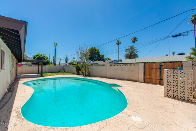 Building Photo - 1119 E Balboa Dr