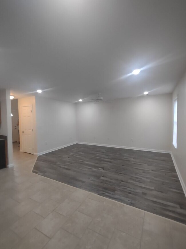 Building Photo - Center Duplex 2 Bed 1.5 Bath Benton KY