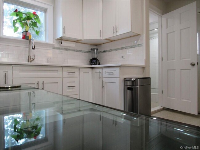 Building Photo - 242 William St