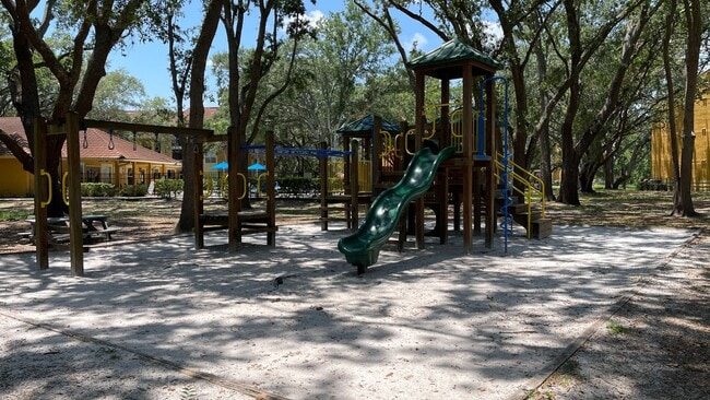 Building Photo - Prime Location! Water included! 2-bed 1-bath Condo!