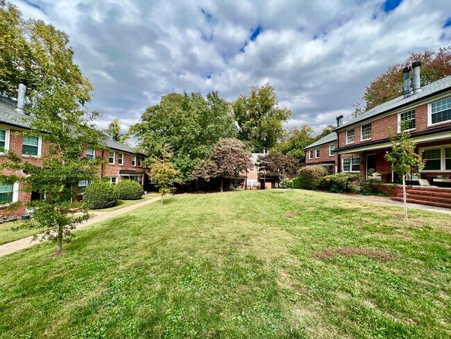 Building Photo - Freshly Painted Elizabeth Townhome