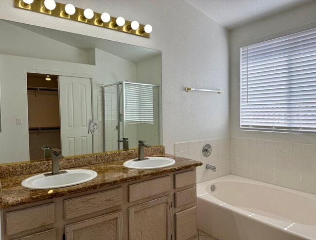 Building Photo - Fantastic 3 bed/2.5 bath in the Northwest ...