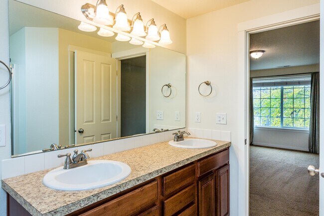 Building Photo - 3 bedroom 2.5 Bath with Fenced Back Yard - Pet Friendly