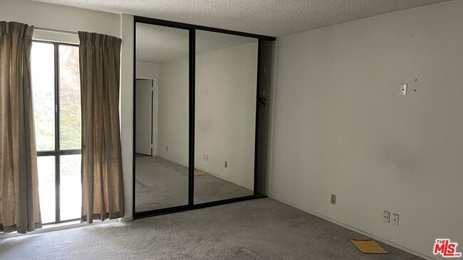 Building Photo - 4260 Vía Arbolada