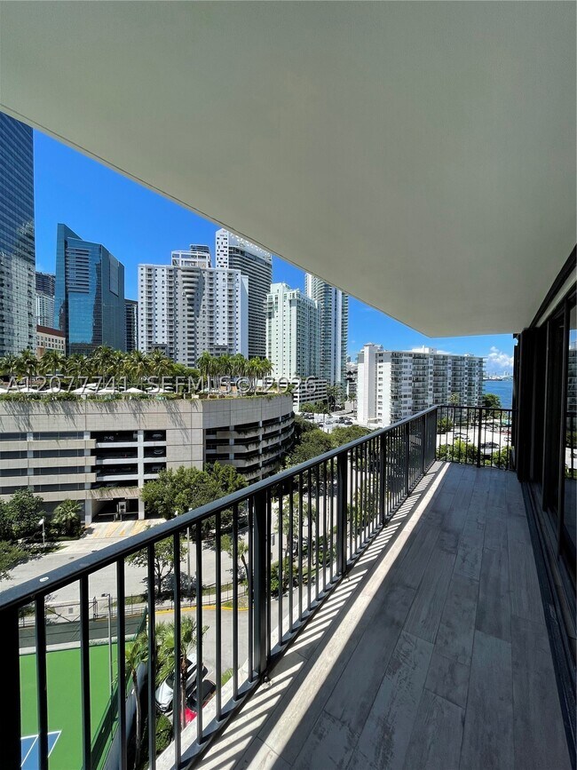 Building Photo - 1450 Brickell Bay Dr