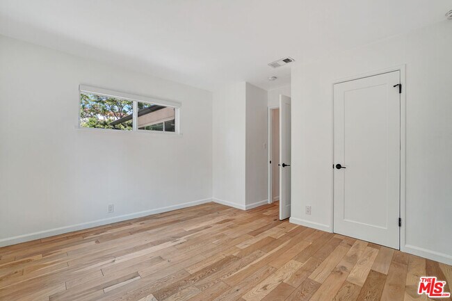 Building Photo - 4340 W 60th St