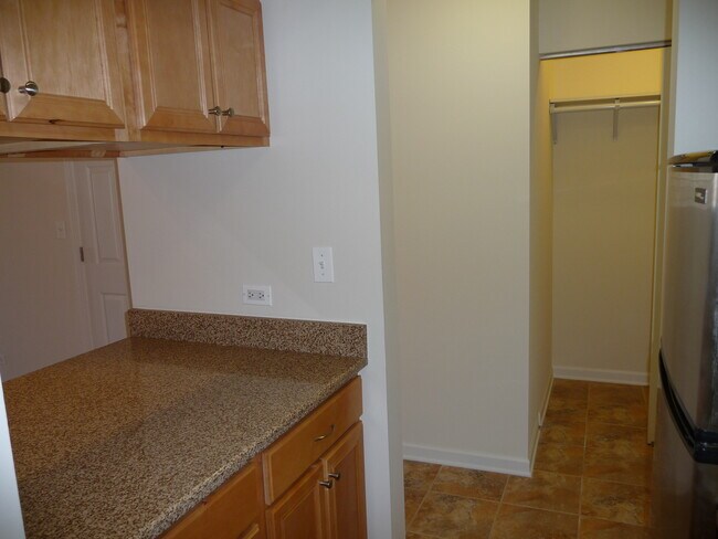 closet off foyer - 5200 Carriageway Dr