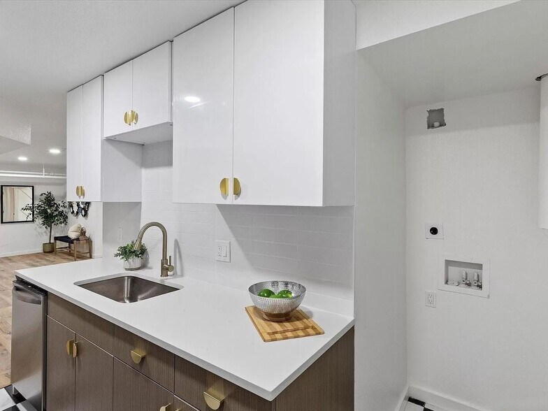 Building Photo - 2400 E 13th Ave