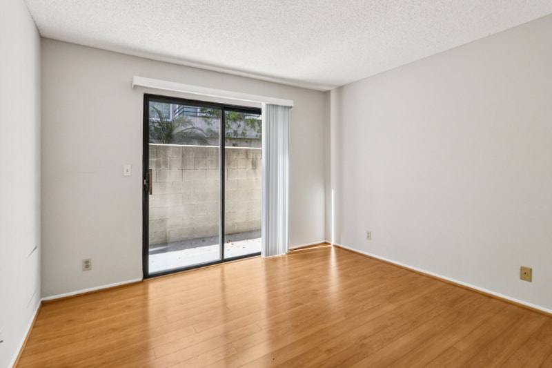 Building Photo - 725 E Providencia Ave